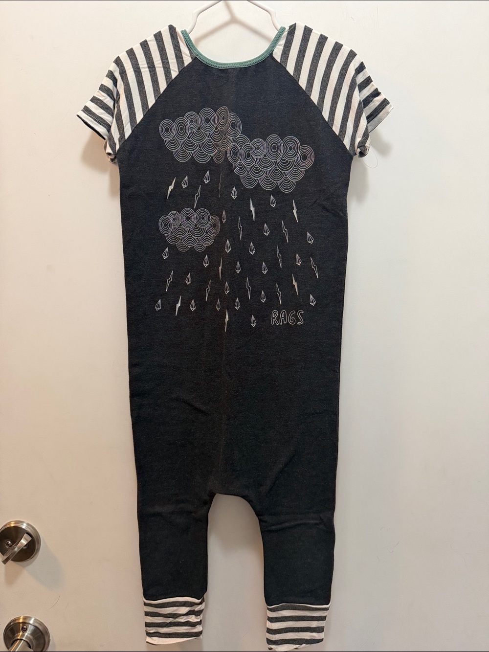 Kids Grey Graphic One-Piece Romper with Striped Sleeves 🌧️ Size 3/4